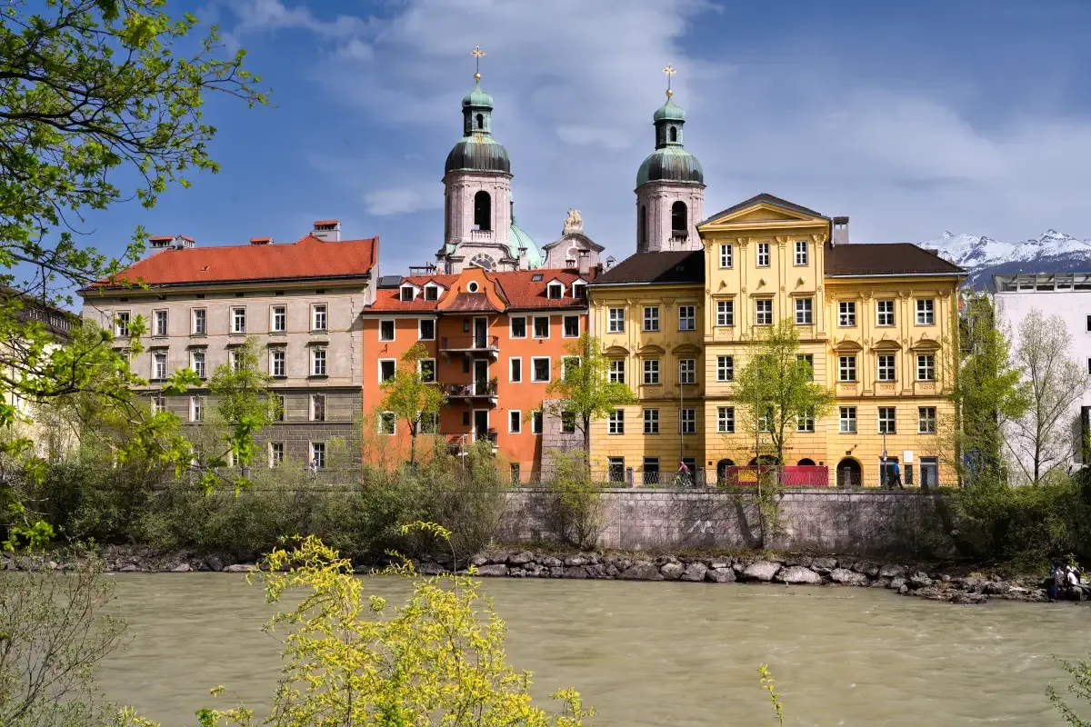 Häuserzeile am Inn mit den Türmen des Innsbrucker Doms