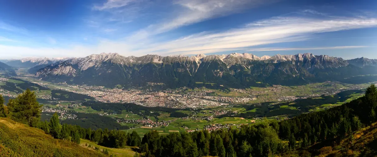 Panoramablick über Innsbruck und das Inntal mit der Nordkette